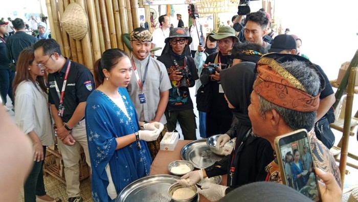 Wamenpar Ni Luh Enik Ermawati atau yang akrab disapa Ni Luh Puspa saat meninjau UMKM di Sirkuit Mandalika, Minggu (5/10/2025). (Edi Suryansyah/detikBali)
