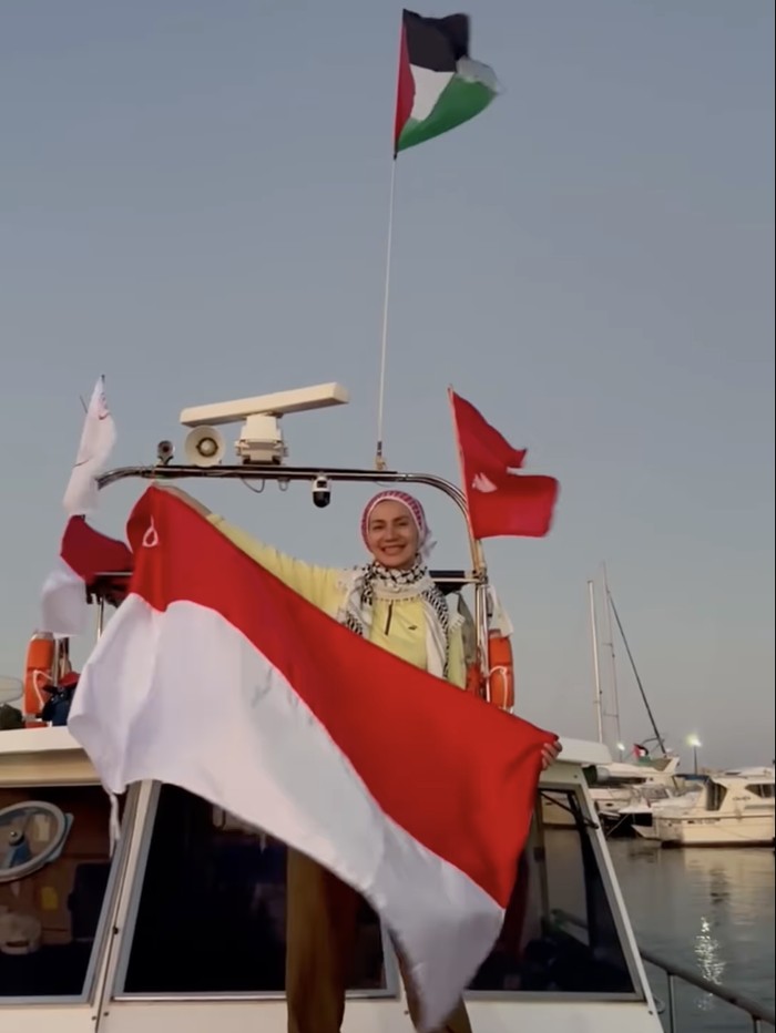 Wanda Hamidah Wanda Hamidah mengunggah momen para relawan yang terdampar di Italia karena gak bisa lanjut berlayar ke Gaza, sebelum akhirnya pulan ke negara masing-masing.