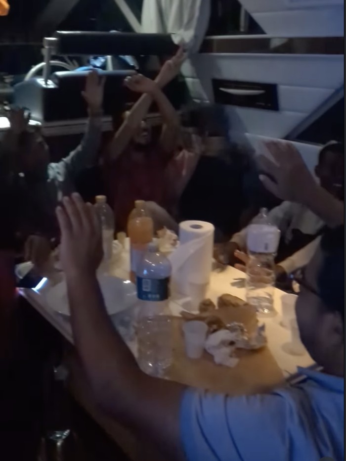 Wanda Hamidah Wanda Hamidah mengunggah momen para relawan yang terdampar di Italia karena gak bisa lanjut berlayar ke Gaza, sebelum akhirnya pulan ke negara masing-masing.