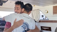 Para relawan yang terdampar di Italia saling berpelukan setelah berusaha melakukan segala cara untuk bisa melanjutkan pelayaran menyusul 40 lebih kapal lainnya. Meskipun, akhirnya mereka tetap gak bisa melanjutkan pelayaran. Foto: Instagram @wandahamidahbsa