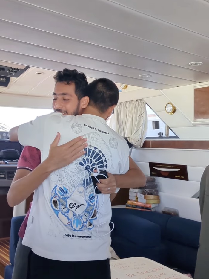 Wanda Hamidah Wanda Hamidah mengunggah momen para relawan yang terdampar di Italia karena gak bisa lanjut berlayar ke Gaza, sebelum akhirnya pulan ke negara masing-masing.