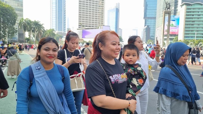 Warga Jakarta bawa anak ke HUT TNI di Monas