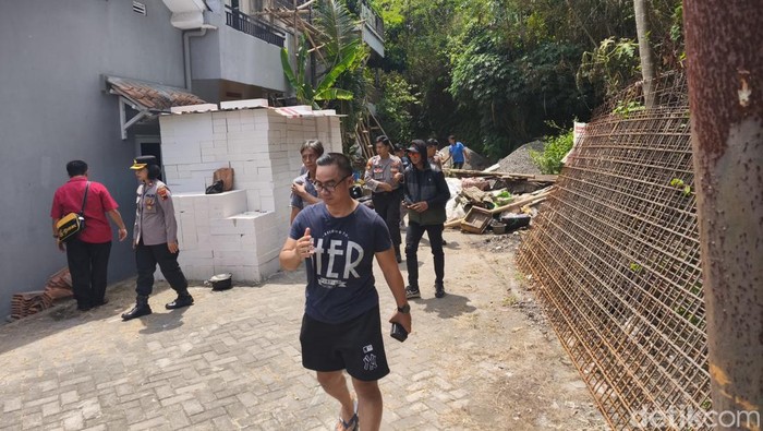 Warga Perumahan Sinar Waluyo, Tembalang, Semarang menutup akses jalan kampung karena sedang membangun rumah. Aksi itu diprotes warga. Foto diambil Minggu (5/10/2025).