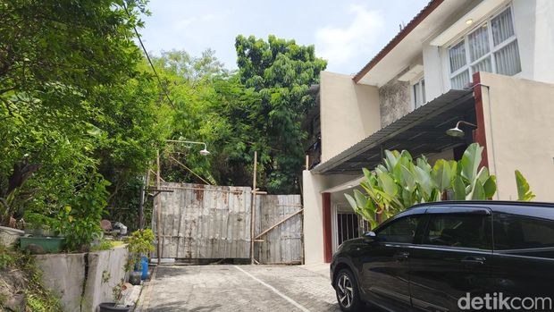Warga Perumahan Sinar Waluyo, Tembalang, Semarang menutup akses jalan kampung karena sedang membangun rumah. Aksi itu diprotes warga. Foto diambil Minggu (5/10/2025).