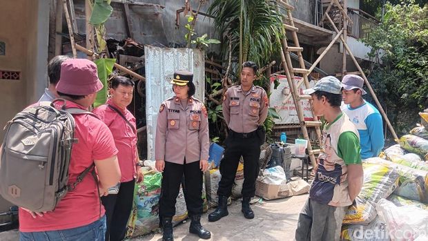 Warga Perumahan Sinar Waluyo, Tembalang, Semarang menutup akses jalan kampung karena sedang membangun rumah. Aksi itu diprotes warga. Foto diambil Minggu (5/10/2025).