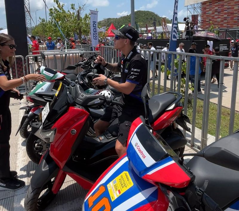Act of service Fabio Quartararo, beri helm hingga turunkan footstep buat boncenger wanita