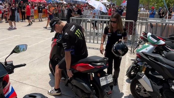 Act of service Fabio Quartararo, beri helm hingga turunkan footstep buat boncenger wanita