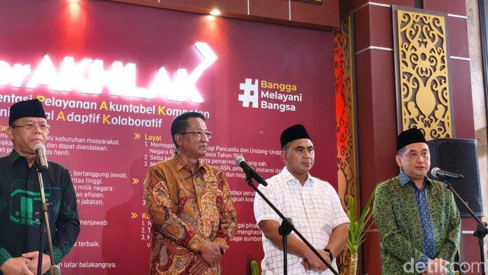 Wakil Ketua Umum PPP Agus Suparmanto (kanan) dalam konferensi pers mengenai kepengurusan baru PPP di kantor Kemenkum, Jakarta Selatan, Senin (3/10/2025).