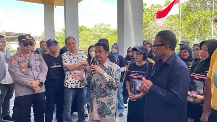 Aksi penuntutan pemberian kunci terhadap pemilik Condotel Grand Tan Banjar. Foto: Khairun Nisa