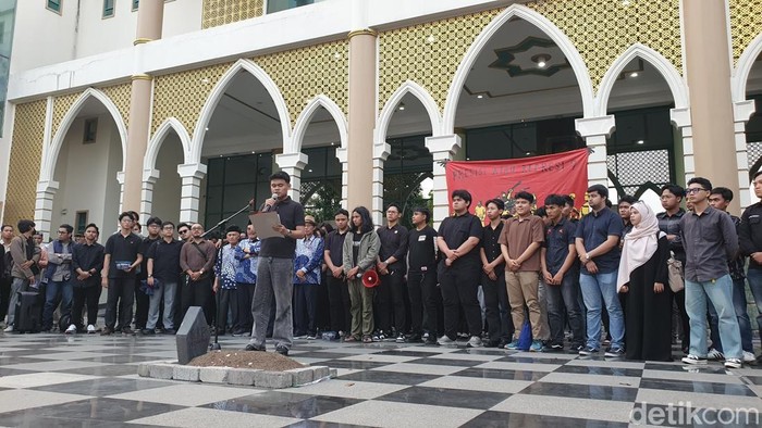 Aksi solidaritas sivitas akademika UII menuntut pembebasan Paul dan aktivis lain yang ditangkap di Kampus Terpadu UII, Sleman, Senin (6/1/2025).
