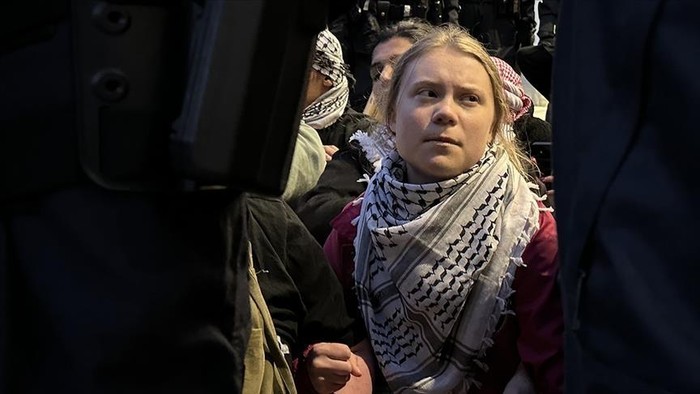 Aktivis Swedia Greta Thunberg saat ditahan oleh pasukan Israel, bersama ratusan aktivis Global Sumud Flotilla lainnya. (Anadolu Agency)