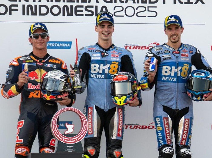 Duo Gresini Racing, Alex Marquez dan Fermin Aldeguer, di podium MotoGP Mandalika 2025.