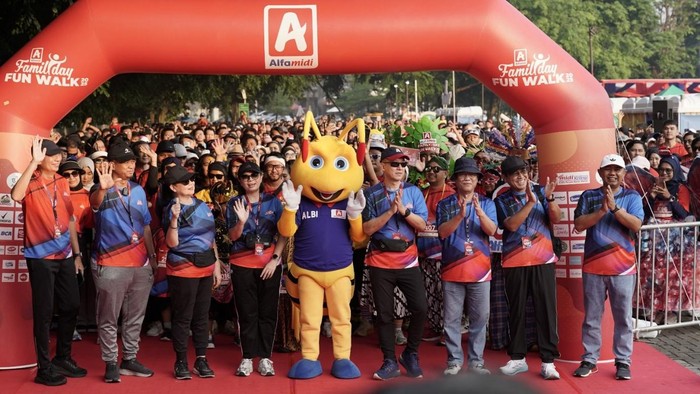 Alfamidi Family Day Fun Walk Ajak Peserta Olahraga Sambil Pilah Sampah