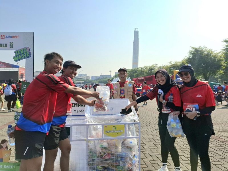 Alfamidi Family Day Fun Walk Ajak Peserta Olahraga Sambil Pilah Sampah