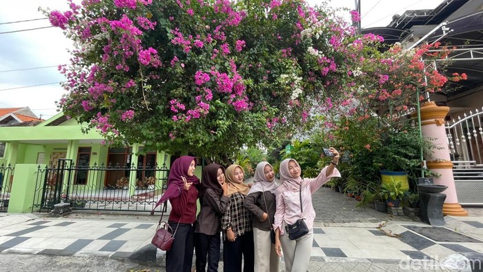 Anak Muda Lamongan Ramai-ramai Hunting Foto Estetik di Jalan Merpati