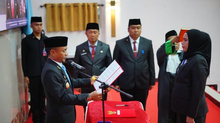 Bupati Bone Andi Asman Sulaiman melantik Faidah sebagai Sekwan DPRD Bone.