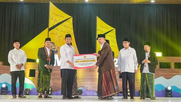 Gubernur Sulawesi Selatan (Sulsel) Andi Sudirman Sulaiman menyerahkan bantuan untuk pembangunan jalan dan jembatan di tahun 2025-2027.