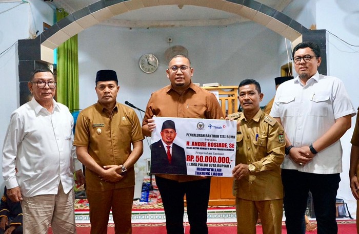 Andre Rosiade Salurkan Bantuan untuk 2 Masjid & 1 Ambulans di Sumbar