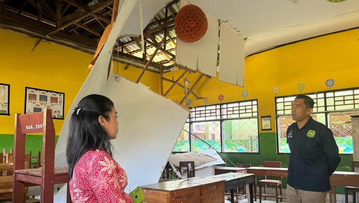 Anggota DPRD Palopo, Alfri Jamil saat mengunjungi SDN 15 Salolo Palopo yang plafonnya ambruk.