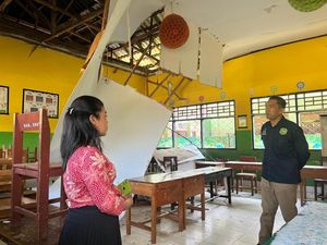 Plafon 4 Bulan Ambruk, Siswa SD di Palopo Terpaksa Belajar di Gudang Sekolah