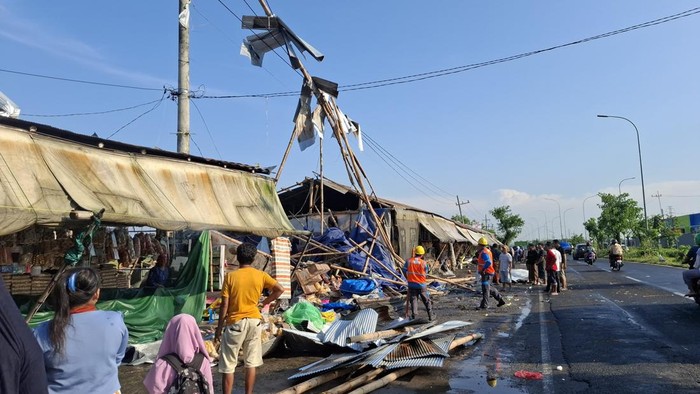 Angin kencang rusak bangunan ruko di sepanjang akses Suramadu di Bangkalan arah ke Surabaya.