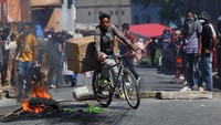 Para pengunjuk rasa menuntut pemerintah segera mengambil langkah konkret untuk mengatasi krisis energi dan air bersih yang telah melanda banyak wilayah di Madagaskar. REUTERS/Siphiwe Sibeko