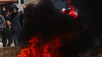 Aksi yang dipimpin oleh kelompok pemuda itu berujung pada bentrokan dengan aparat keamanan setelah massa memblokir sejumlah ruas jalan utama menggunakan ban terbakar sebagai bentuk protes terhadap kondisi yang mereka sebut semakin mempersulit kehidupan masyarakat. REUTERS/Siphiwe Sibeko