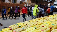 Mereka menilai pemadaman listrik yang terjadi hampir setiap hari serta kelangkaan air bersih telah melumpuhkan aktivitas ekonomi dan pendidikan, terutama di kawasan perkotaan padat penduduk. REUTERS/Siphiwe Sibeko