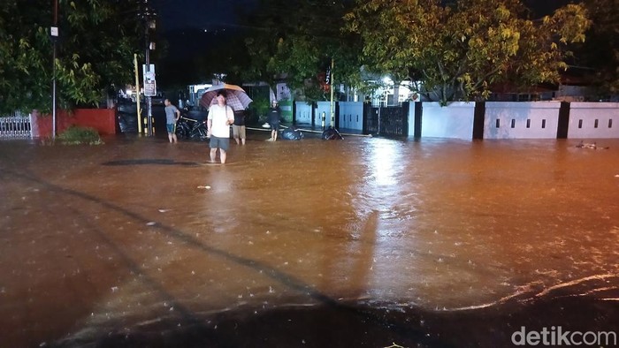 Banjir merendam perempatan Jalan Cik Ditiro-Pengayoman di Mamuju, Sulbar, akibat hujan deras.