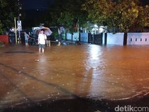 Banjir Rendam Perempatan Jalan Cik Ditiro-Pengayoman Mamuju