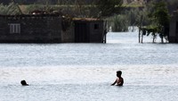 Pemerintah telah mengimbau warga untuk waspada dan bersiap menghadapi potensi banjir susulan. REUTERS/Mohamed Abd El Ghany