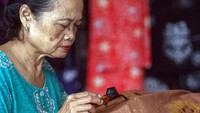 Di salah satu sentra produksi batik, Batik Tradjumas di Pengasinan, Depok, Jawa Barat, Senin (6/10/2025), para pekerja tampak sibuk menyelesaikan pesanan batik tulis dan cap yang akan diekspor ke berbagai negara tujuan seperti Jepang, Amerika Serikat, dan Belanda. ANTARA FOTO/Yulius Satria Wijaya