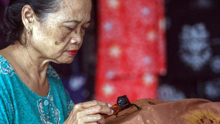 Pekerja menyelesaikan pembuatan batik di Batik Tradjumas, Pengasinan, Depok, Jawa Barat, Senin (6/10/2025). Kementerian Perindustrian mencatat nilai ekspor batik triwulan I 2025 mencapai 7,63 juta dolar AS atau naik 76,2 persen dibandingkan tahun sebelumnya, dan pada triwulan II 2025 tercatat 5,09 juta dolar AS atau naik 27,2 persen dibandingkan periode sama 2024 ANTARA FOTO/Yulius Satria Wijaya