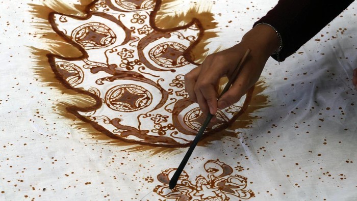 Pekerja menyelesaikan pembuatan batik di Batik Tradjumas, Pengasinan, Depok, Jawa Barat, Senin (6/10/2025). Kementerian Perindustrian mencatat nilai ekspor batik triwulan I 2025 mencapai 7,63 juta dolar AS atau naik 76,2 persen dibandingkan tahun sebelumnya, dan pada triwulan II 2025 tercatat 5,09 juta dolar AS atau naik 27,2 persen dibandingkan periode sama 2024 ANTARA FOTO/Yulius Satria Wijaya