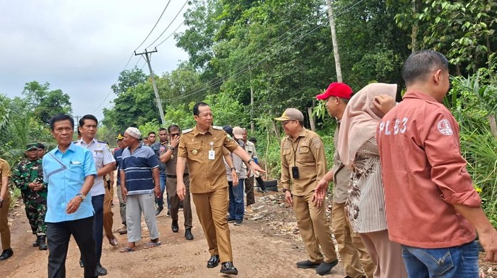 BBS saat turun langsung meninjau lokasi pembuangan sampah di TPS Ilegal sehingga menumpuk di badan jalan