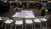 Puluhan mahasiswa yang tergabung dalam Badan Eksekutif Mahasiswa Universitas Indonesia (BEM UI) menggelar aksi unjuk rasa bertajuk Rapat Dengar Pendapat Warga (RDPW) di depan Gedung DPR RI, Jalan Gatot Subroto, Jakarta, Senin (6/10/2025).