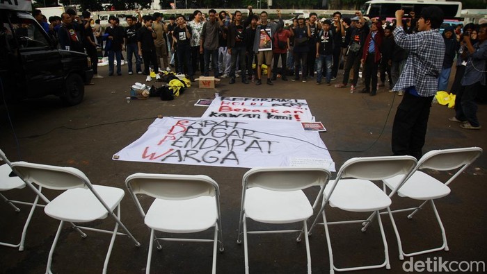 Puluhan mahasiswa yang tergabung dalam Badan Eksekutif Mahasiswa Universitas Indonesia (BEM UI) menggelar aksi unjuk rasa bertajuk Rapat Dengar Pendapat Warga (RDPW) di depan Gedung DPR RI, Jalan Gatot Subroto, Jakarta, Senin (6/10/2025). Aksi ini digelar sebagai bentuk kritik terhadap berbagai kebijakan pemerintah yang dinilai tidak berpihak kepada rakyat.