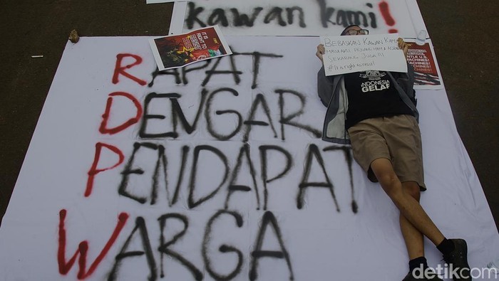 Puluhan mahasiswa yang tergabung dalam Badan Eksekutif Mahasiswa Universitas Indonesia (BEM UI) menggelar aksi unjuk rasa bertajuk Rapat Dengar Pendapat Warga (RDPW) di depan Gedung DPR RI, Jalan Gatot Subroto, Jakarta, Senin (6/10/2025). Aksi ini digelar sebagai bentuk kritik terhadap berbagai kebijakan pemerintah yang dinilai tidak berpihak kepada rakyat.