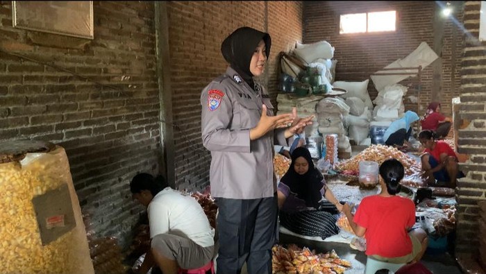 Bhabinkamtibmas di Desa Prambatan Kidul, Kecamatan Kaliwungu, Kudus, Brigpol Via Ayu Claudia, saat mengunjungi produksi kerupuk pedas di desa binaannya.