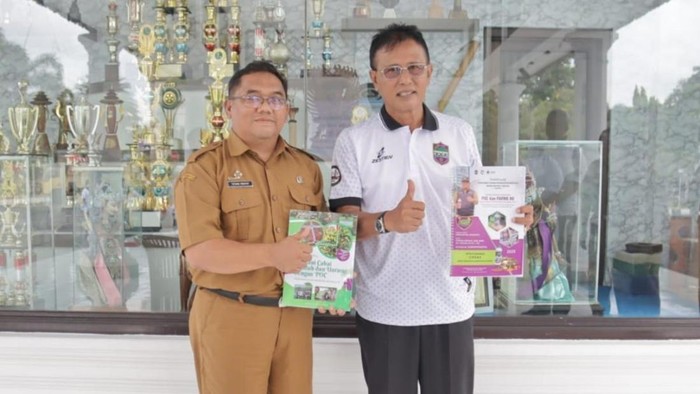 Bupati Ciamis Herdiat Sunarya bertemu Tatang Hidayat, ASN Puskesmas Cipaku yang ubah limbah tahu jadi pupuk dan paving blok.