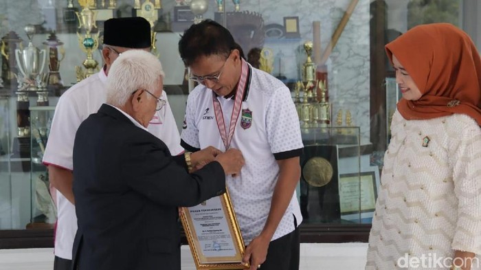 Bupati Ciamis Herdiat Sunarya menerima penghargaan dari PWRI Pusat.