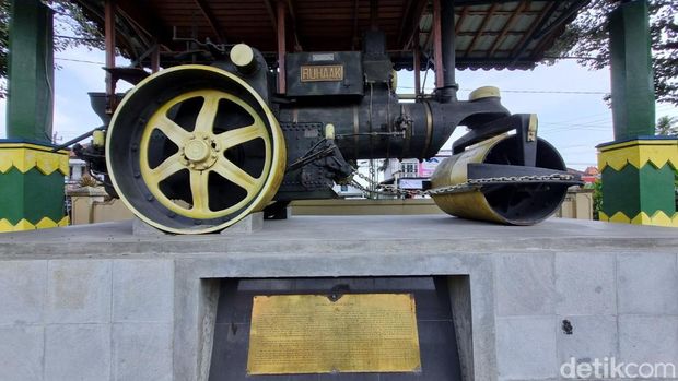 Penampakan stoomwals buatan Inggris tahun 1870-an yang kini mejeng di Kantor DPUPKP, Palbapang, Bantul, Senin (6/10/2025).