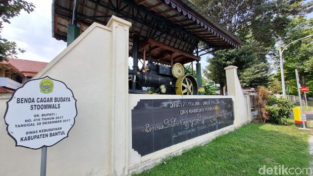 Penampakan stoomwals buatan Inggris tahun 1870-an yang kini mejeng di Kantor DPUPKP, Palbapang, Bantul, Senin (6/10/2025).
