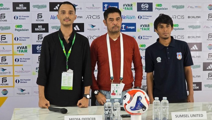 Pelatih Sumsel United (tengah) usai konfrensi pers melawan FC Bekasi City