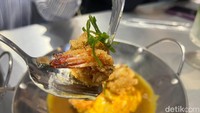 Udang yang renyah berpadu sempurna dengan omelet dan nasi butter garlic yang beraroma sedap. Tertarik untuk mencoba? Foto: detikcom / Atiqa Rana