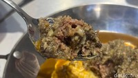 Daging hamburgnya juga tebal dan meaty. Dimasak dengan tingkat kematangan yang pas karena padat tetapi tetap lembut. Foto: detikcom / Atiqa Rana