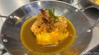 DetikFood juga mencicipi menu Butter & Garlic Rice dengan Fried Shrimp dan saus kari original. Seporsinya disajikan dengan tiga potong udang berukuran sedang. Foto: detikcom / Atiqa Rana