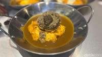 Kalau mau yang agak berbeda, bisa pesan Cheesy Mashed Potato dengan Hamburg dan saus Brown Truffle Curry. Aroma dan rasa dari trufflenya tercium cukup kuat tetapi tidak menghilangkan rasa karinya. Foto: detikcom / Atiqa Rana