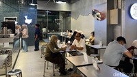 Ada pendatang baru di Blok M, Jakrta Selatan, yang menawarkan hidangan kari Jepang spesial. Nama restorannya yaitu Cluck & Curry berlokasi di Pasaraya, lantai UG. Foto: detikcom / Atiqa Rana