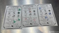 Cara pemesanan makanan di sini juga unik lho. Sudah ada kertas menu di setiap meja. Pengunjung hanya perlu stamp pilihan menu yang diinginkan lalu membawanya ke kasir untuk melakukan pembayaran. Foto: detikcom / Atiqa Rana